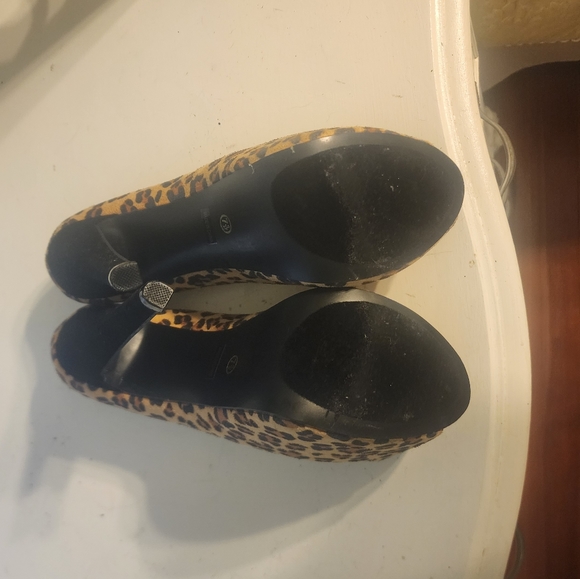 Leopard print open toe heel. - Picture 4 of 4